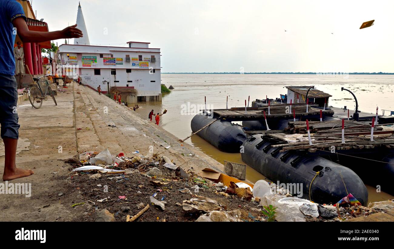 Inquinamento sulle rive del fiume santo Ganges a Bihar, India, Foto Stock