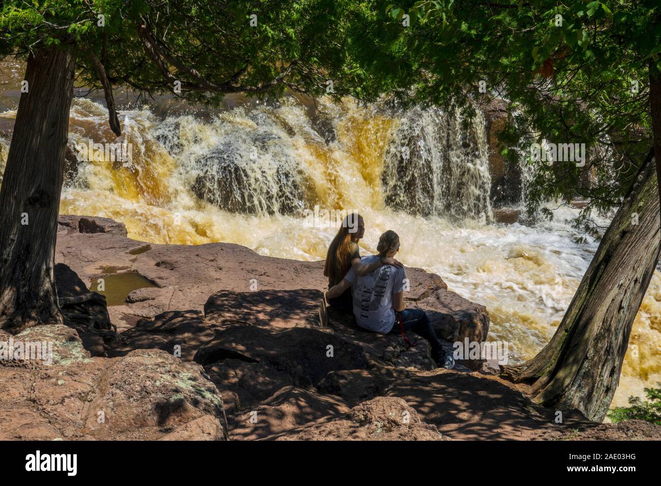 Femal matura in amore incollaggio a Cascate Inferiori Split Rock State Park Minnesota Foto Stock