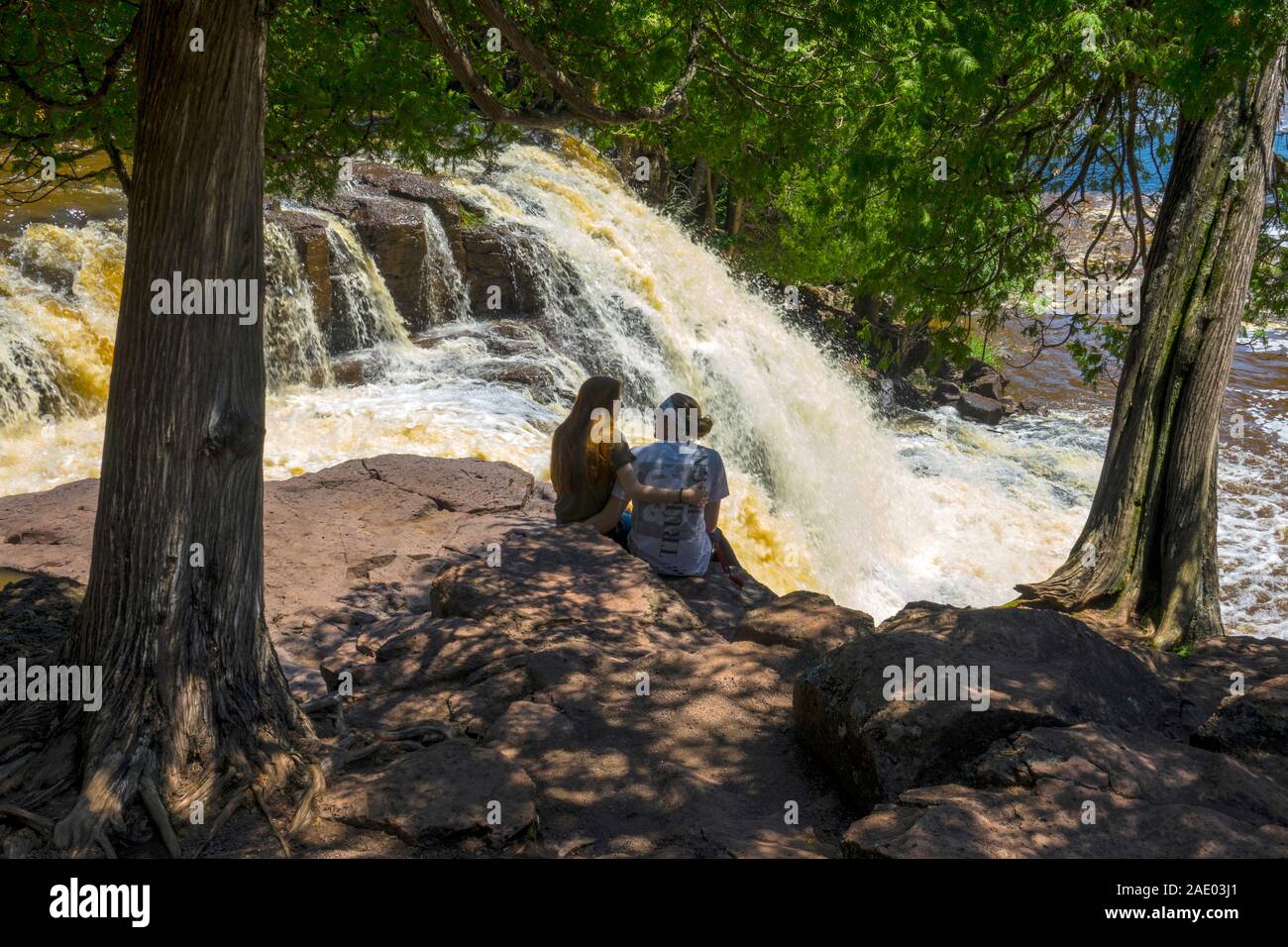 Femal matura in amore incollaggio a Cascate Inferiori Split Rock State Park Minnesota Foto Stock