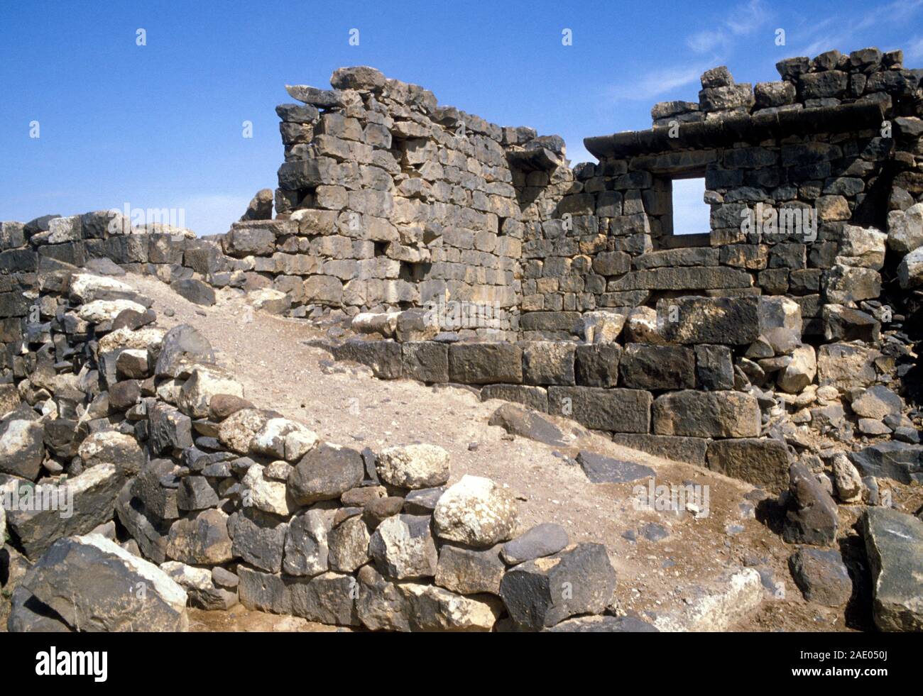 Le rovine di una chiesa bizantina risalente 5-7Th secoli in Umm al-Jimal, Giordania. Un totale di 17 edifici rovinati rimangono da questo periodo. Foto Stock