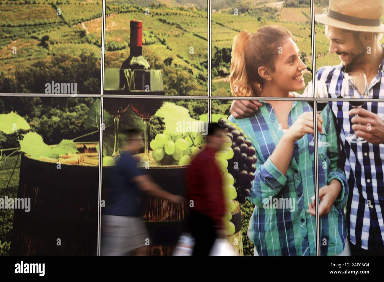 Bento Goncalves, Brasile. 5 Dic, 2019. I pedoni passano da un cartellone in Bento Goncalves, Brasile, Dicembre 5, 2019. Il cinquantacinquesimo vertice del Sud Americana blocco commerciale del Mercosur (Mercato comune del Sud) ha aperto il giovedì in Bento Goncalves, un famoso vino-la produzione di città in Brasile. Credito: Rahel Patrasso/Xinhua/Alamy Live News Foto Stock