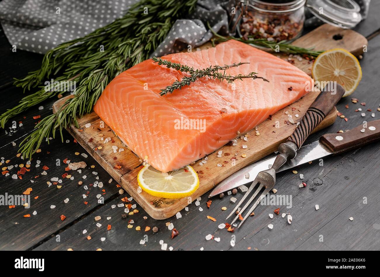Filetto di salmone. Stuzzicante il filetto di pesce di mare appena pescato su un tagliere di legno. Foto Stock