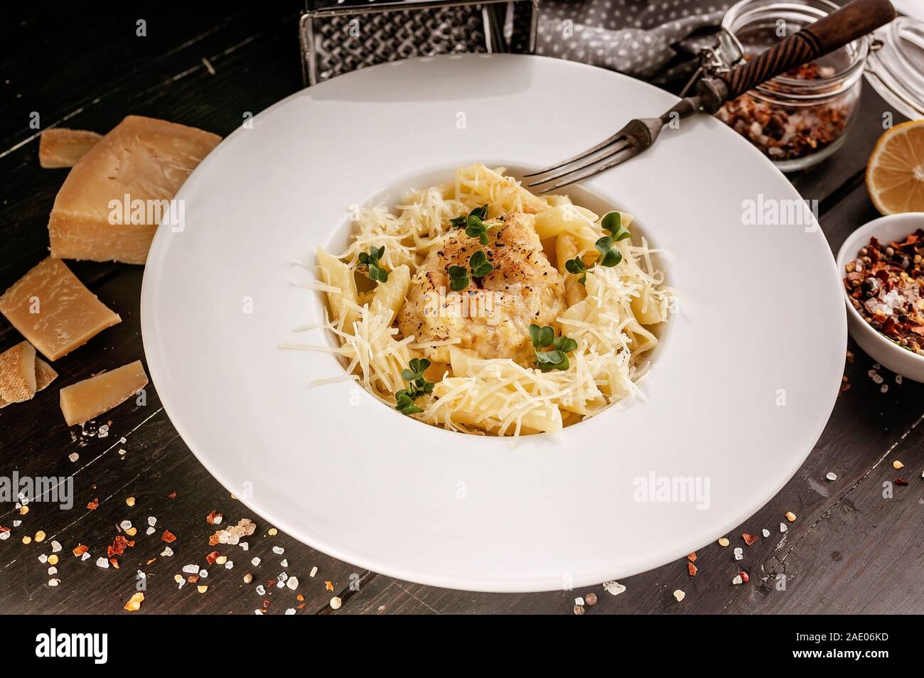 Cibo: fotografia di close-up smerlo con pasta italiana. Ricette di cucina mediterranea. Piatti a base di frutti di mare freschi Foto Stock