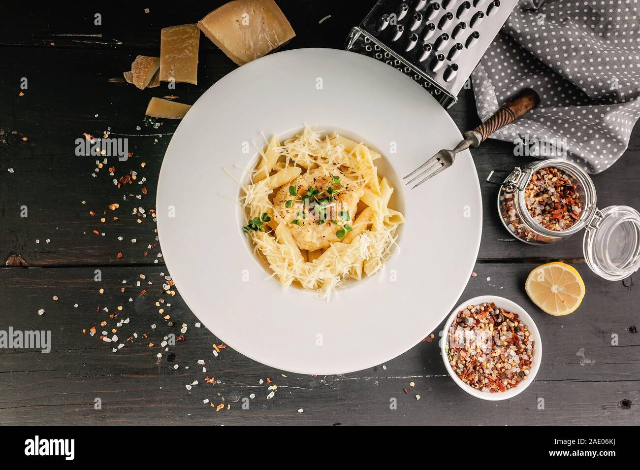 Fotografia di cibo: Smerlo con pasta italiana. Ricette di cucina mediterranea. Piatti a base di frutti di mare freschi. Vista superiore Foto Stock