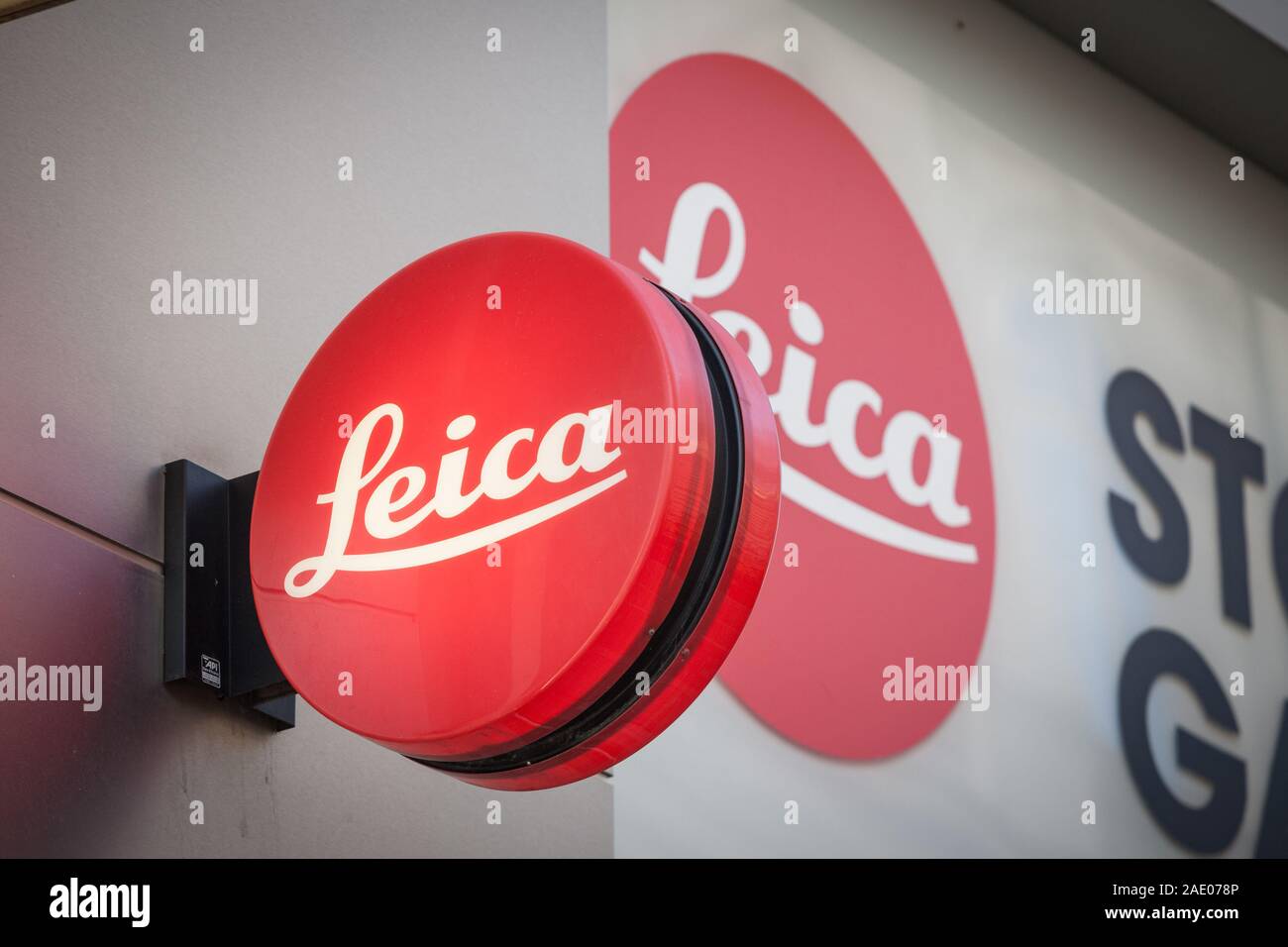 VIENNA, Austria - 6 Novembre 2019: Leica logo nella parte anteriore del loro rivenditore su un negozio di Vienna. Leica è un produttore tedesco di dispositivi ottici e c Foto Stock