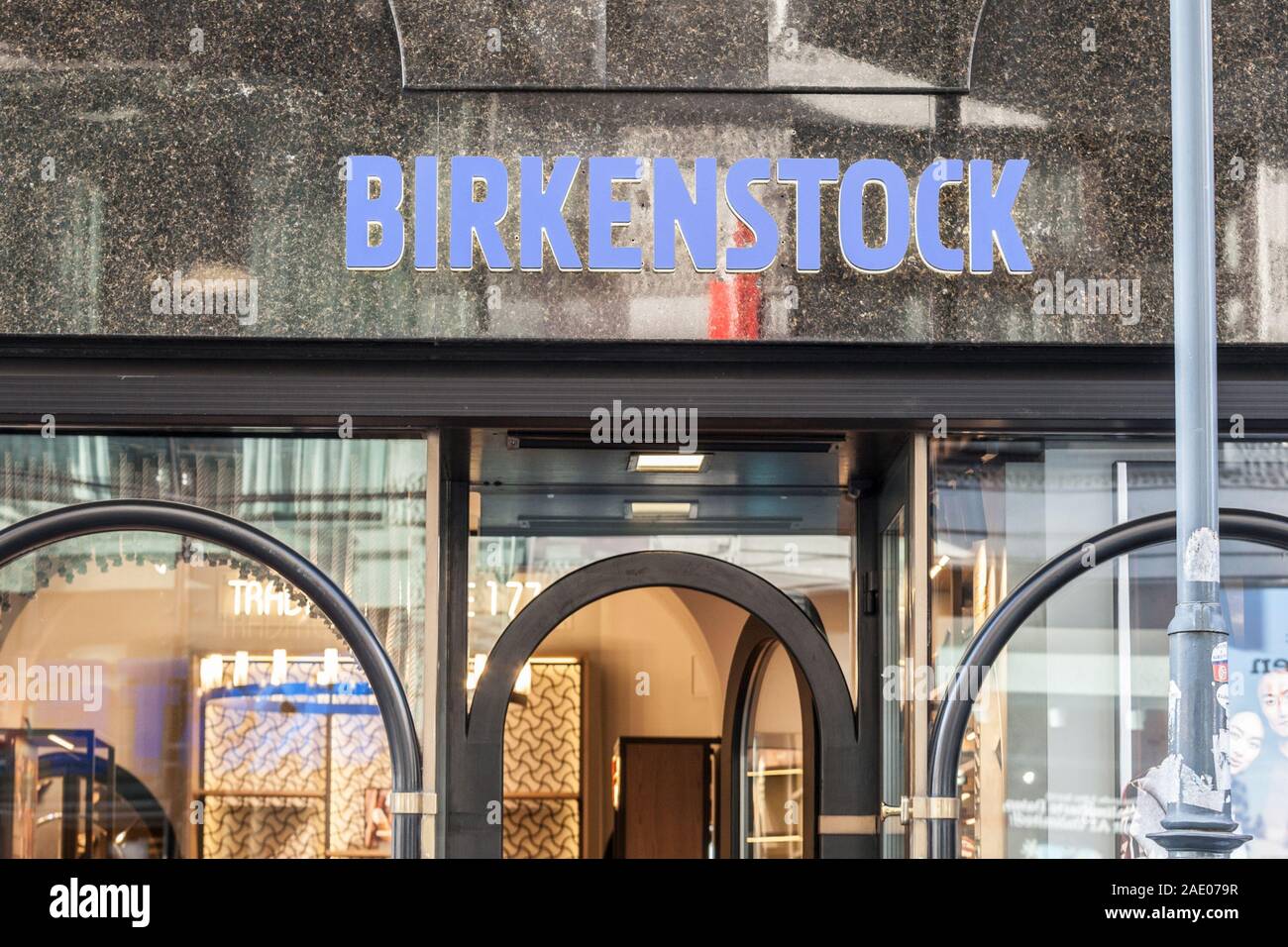 VIENNA, Austria - 6 Novembre 2019: Birkenstock logo su una Vienna Reseller Store prese sulla loro boutique locali. Birkenstock è un produttore di scarpe famo Foto Stock