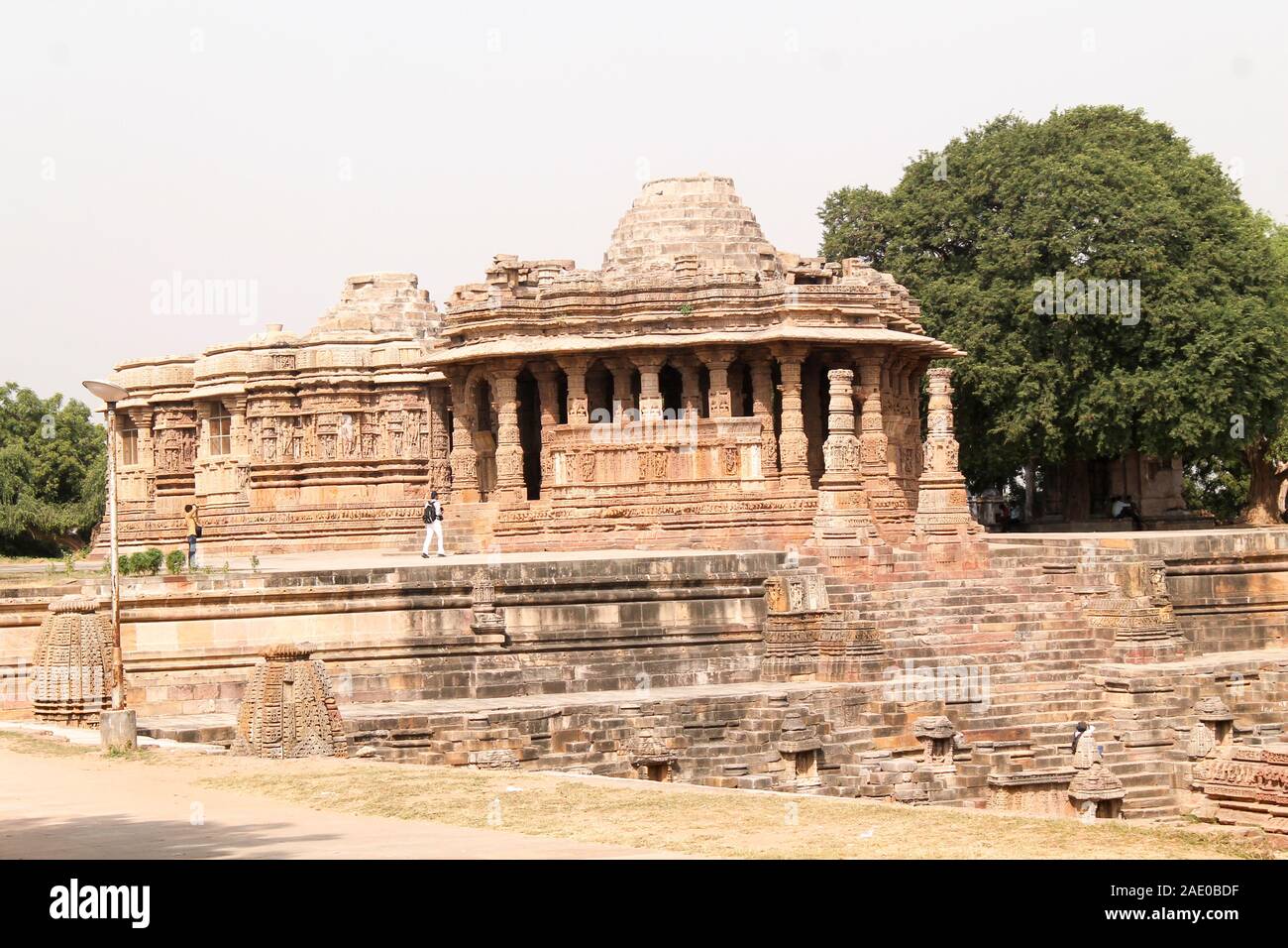 Il Tempio del Sole è un tempio indù dedicato alla divinità solare Surya situato nel villaggio di Modhera nel distretto di Mehsana, Gujarat, India Foto Stock