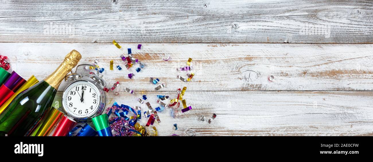 Felice Anno Nuovo concetto con orologio visualizzato dodici mezzanotte del bianco di legno invecchiato Foto Stock