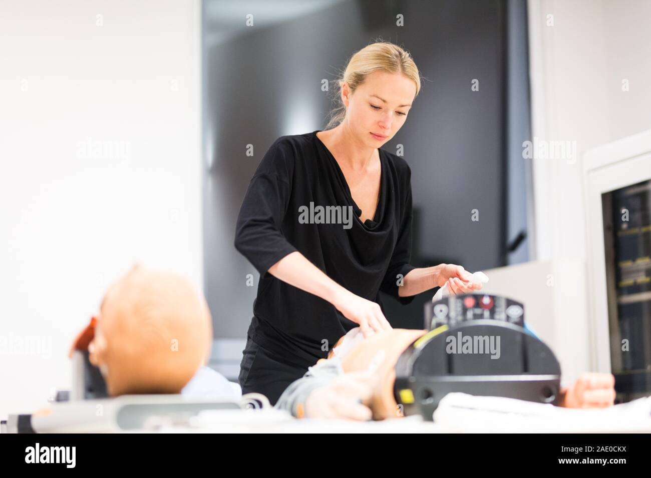 Medico specialista esperto metodo di visualizzazione di intubazione del paziente tecnica su mani sulla formazione medica di formazione e workshop Foto Stock