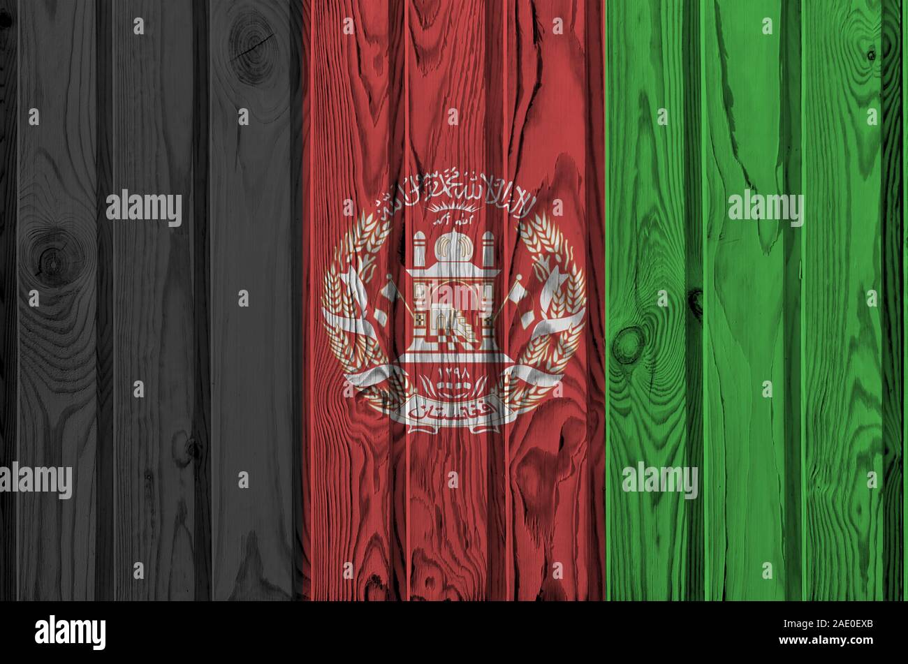 Afghanistan bandiera rappresentata in luminosi colori di vernice sul vecchio muro di legno vicino. Textured banner su sfondo irregolare Foto Stock