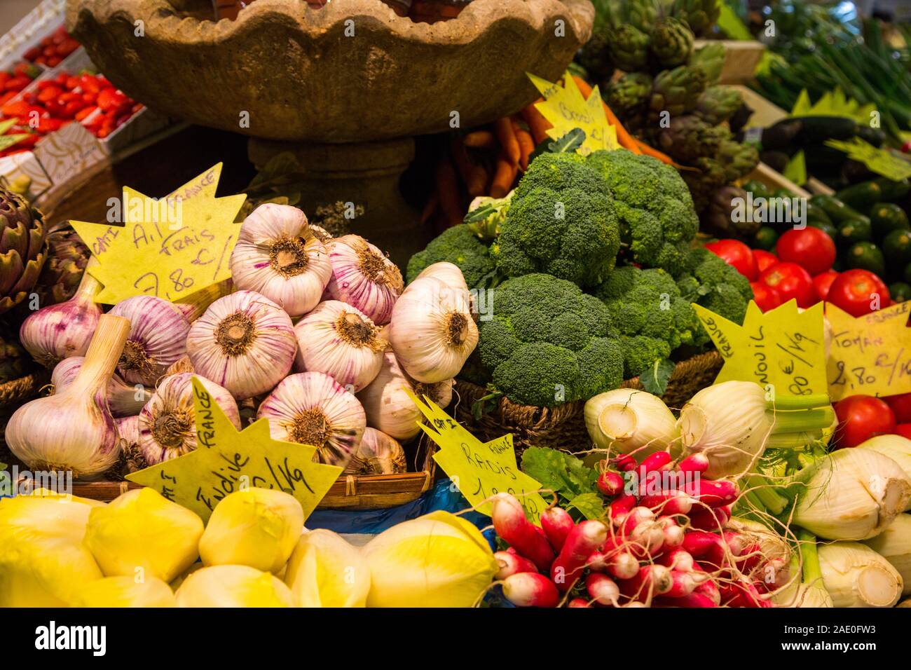 Les Halles, il mercato coperto in Avignon offre una vasta gamma di prodotti dalla regione della Provenza di Francia Foto Stock
