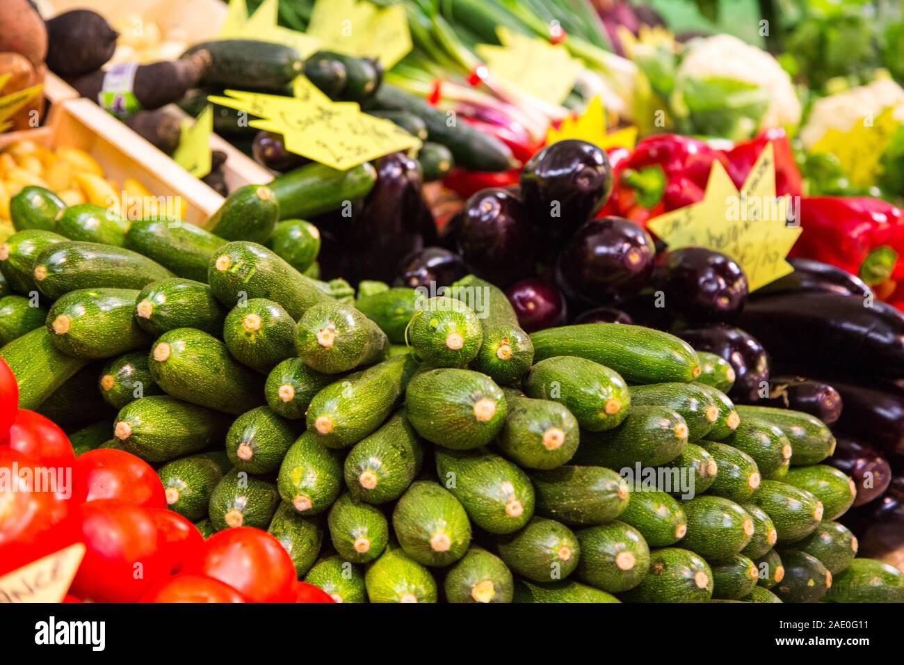 Les Halles, il mercato coperto in Avignon offre una vasta gamma di prodotti dalla regione della Provenza di Francia Foto Stock