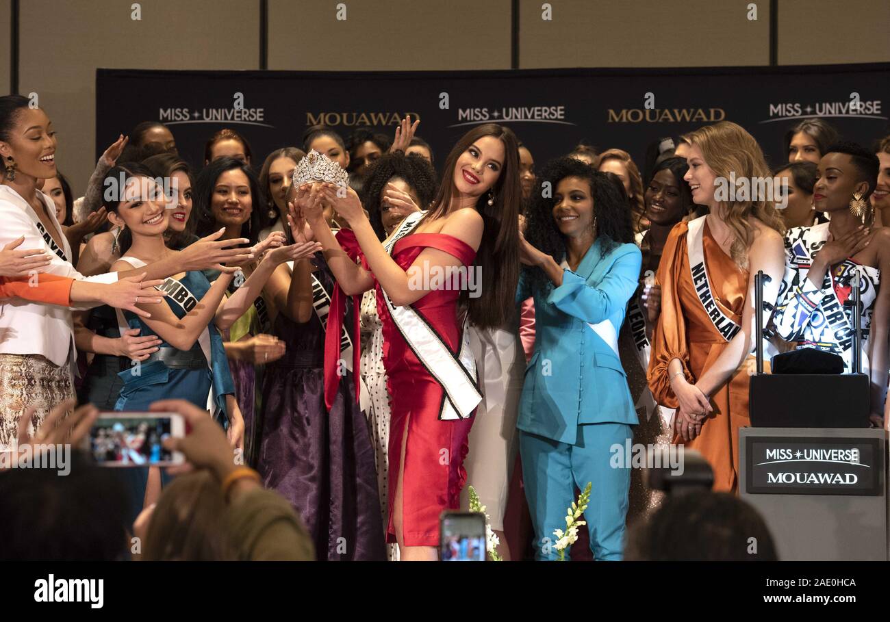 Dicembre 5, 2019, Atlanta, GA: corrente di Miss Universo, Catriona grigio, dalle Filippine, detiene una nuova corona creato da Pascal Mouawad, dalla Svizzera. La nuova corona si fa il suo debutto ufficiale a Miss Universo pageant domenica 8 dicembre. (Credito Immagine: © Robin Rayne/ZUMA filo) Foto Stock
