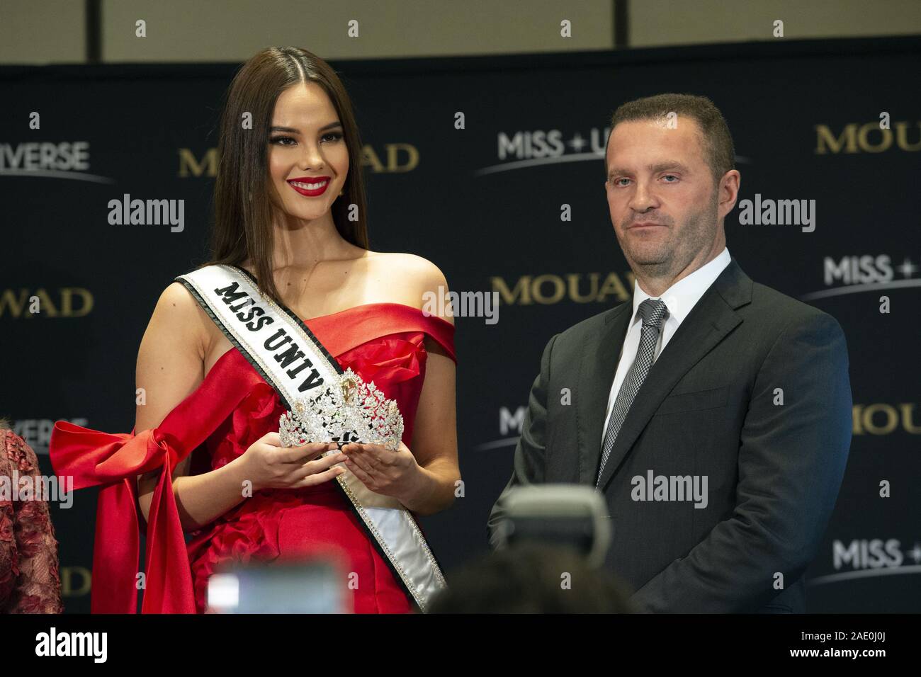 Dicembre 5, 2019, Atlanta, GA: corrente di Miss Universo, Catriona grigio, dalle Filippine, detiene una nuova corona creato da Pascal Mouawad, dalla Svizzera. La nuova corona si fa il suo debutto ufficiale a Miss Universo pageant domenica 8 dicembre. (Credito Immagine: © Robin Rayne/ZUMA filo) Foto Stock