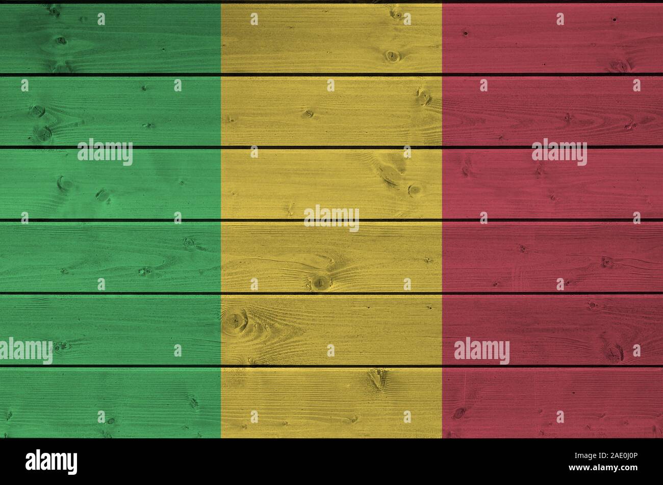 Mali bandiera rappresentata in luminosi colori di vernice sul vecchio muro di legno vicino. Textured banner su sfondo irregolare Foto Stock