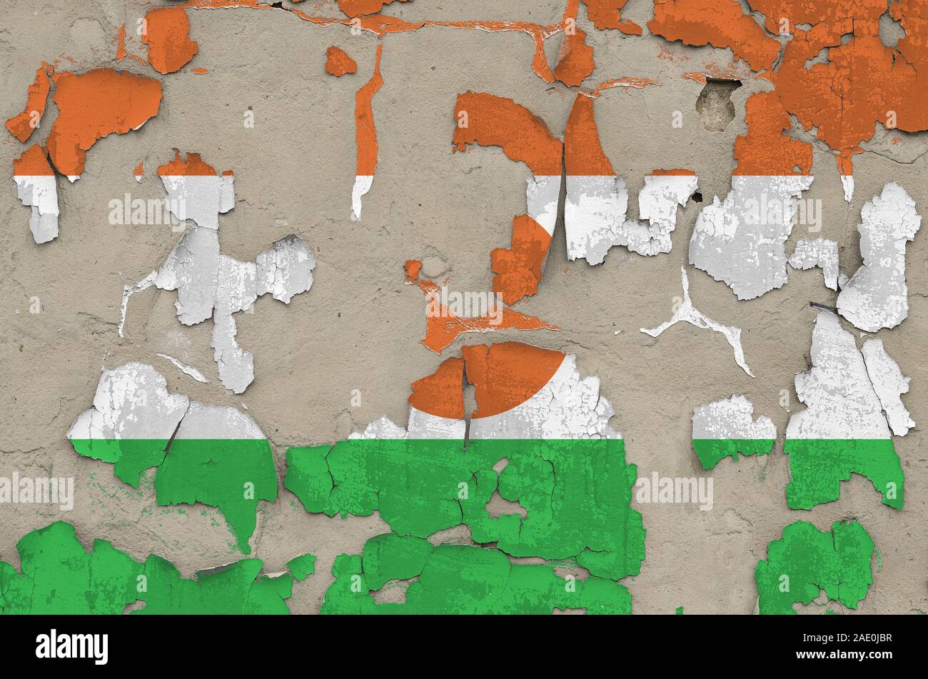 Niger bandiera raffigurata in colori di vernice sul vecchio obsoleto confuso muro di cemento vicino. Textured banner su sfondo irregolare Foto Stock
