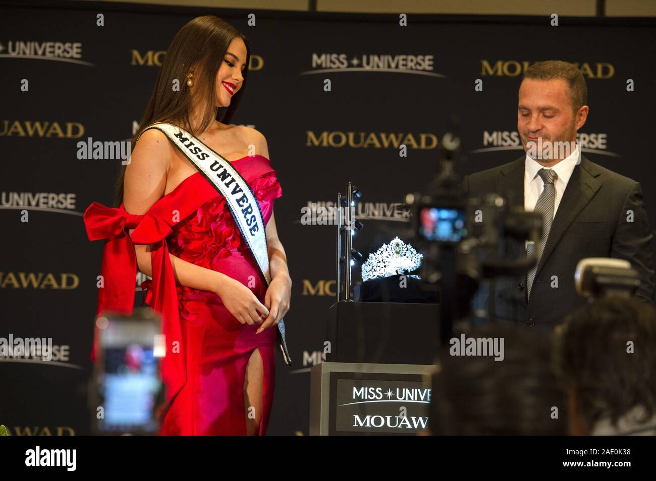 Dicembre 5, 2019, Atlanta, GA: corrente di Miss Universo, Catriona grigio, dalle Filippine, detiene una nuova corona creato da Pascal Mouawad, dalla Svizzera. La nuova corona si fa il suo debutto ufficiale a Miss Universo pageant domenica 8 dicembre. (Credito Immagine: © Robin Rayne/ZUMA filo) Foto Stock