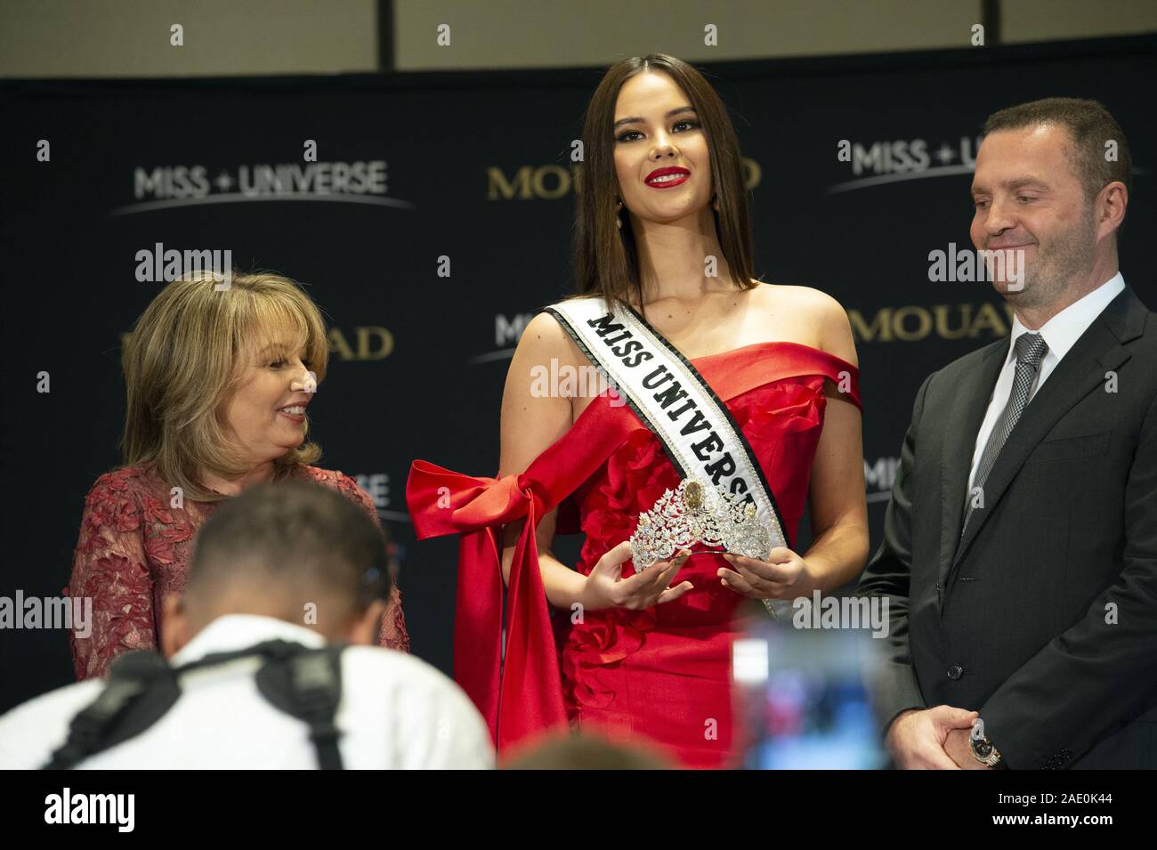 Dicembre 5, 2019, Atlanta, GA: corrente di Miss Universo, Catriona grigio, dalle Filippine, detiene una nuova corona creato da Pascal Mouawad, dalla Svizzera. La nuova corona si fa il suo debutto ufficiale a Miss Universo pageant domenica 8 dicembre. (Credito Immagine: © Robin Rayne/ZUMA filo) Foto Stock