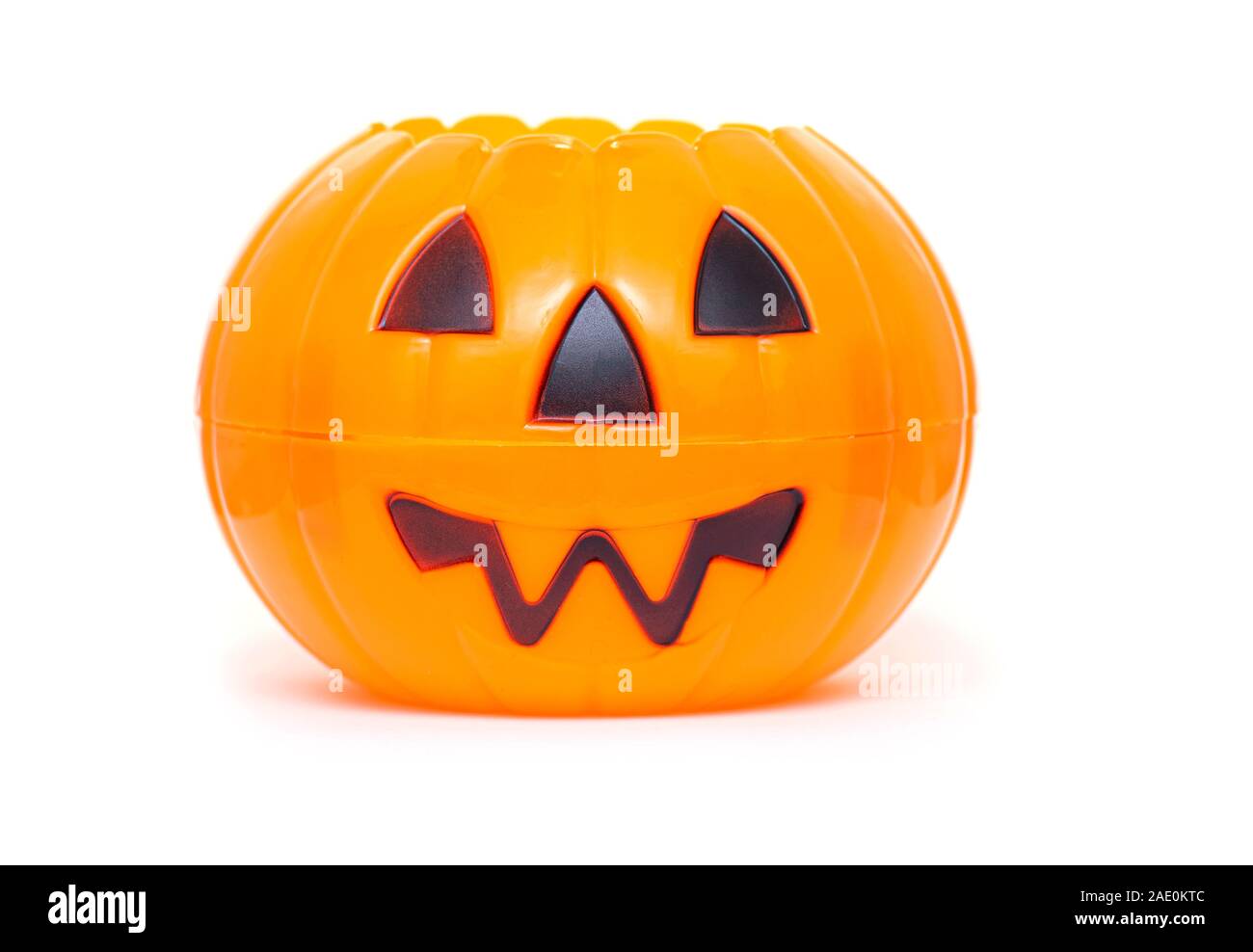 Zucca di Halloween giocattolo di plastica, Jack-O-Lantern isolati su sfondo bianco Foto Stock