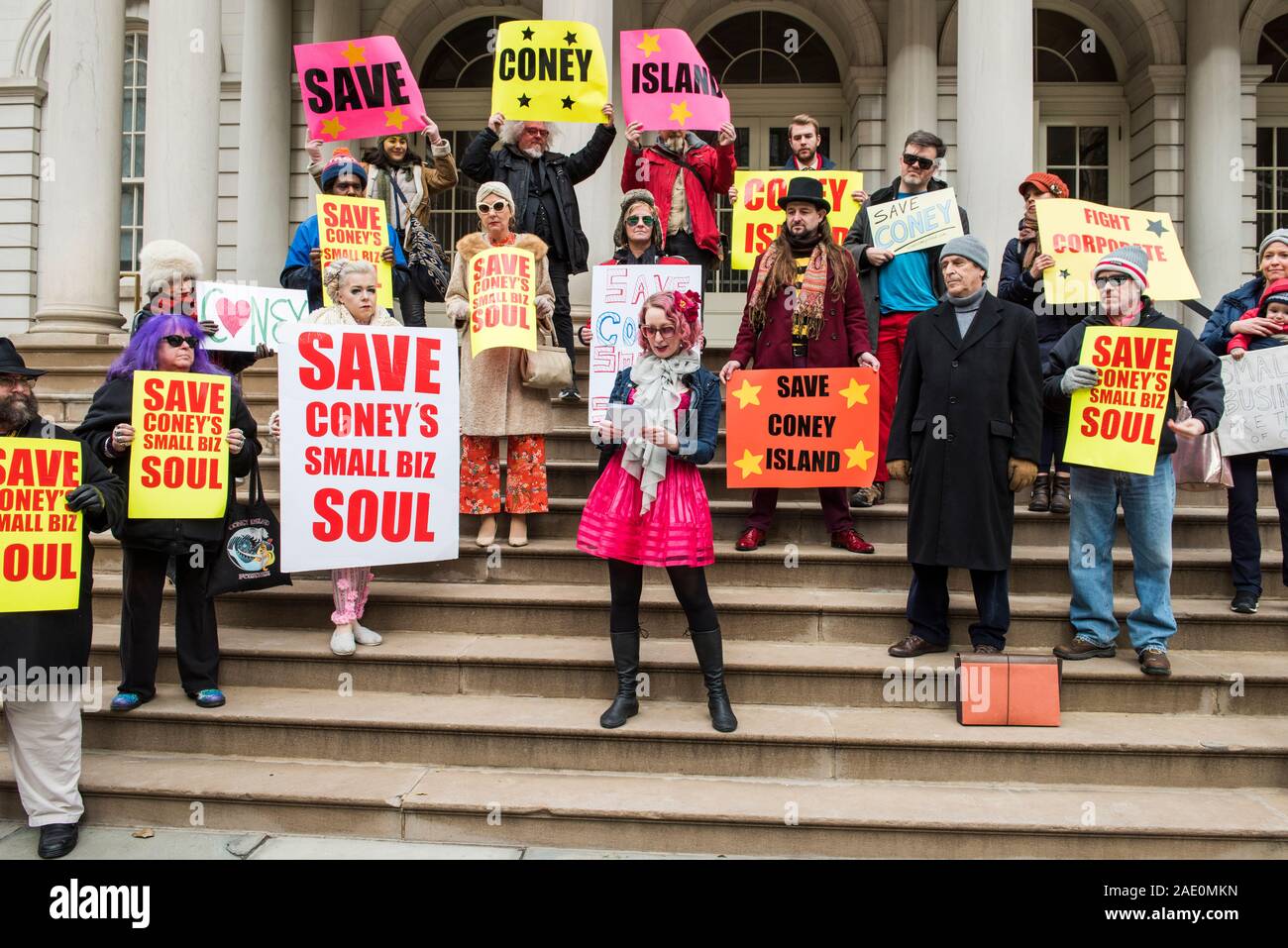 New YorkCity, New York - Dicembre 05, 2019: protesta per salvare Coney Island, le piccole imprese, fasi del Municipio Foto Stock