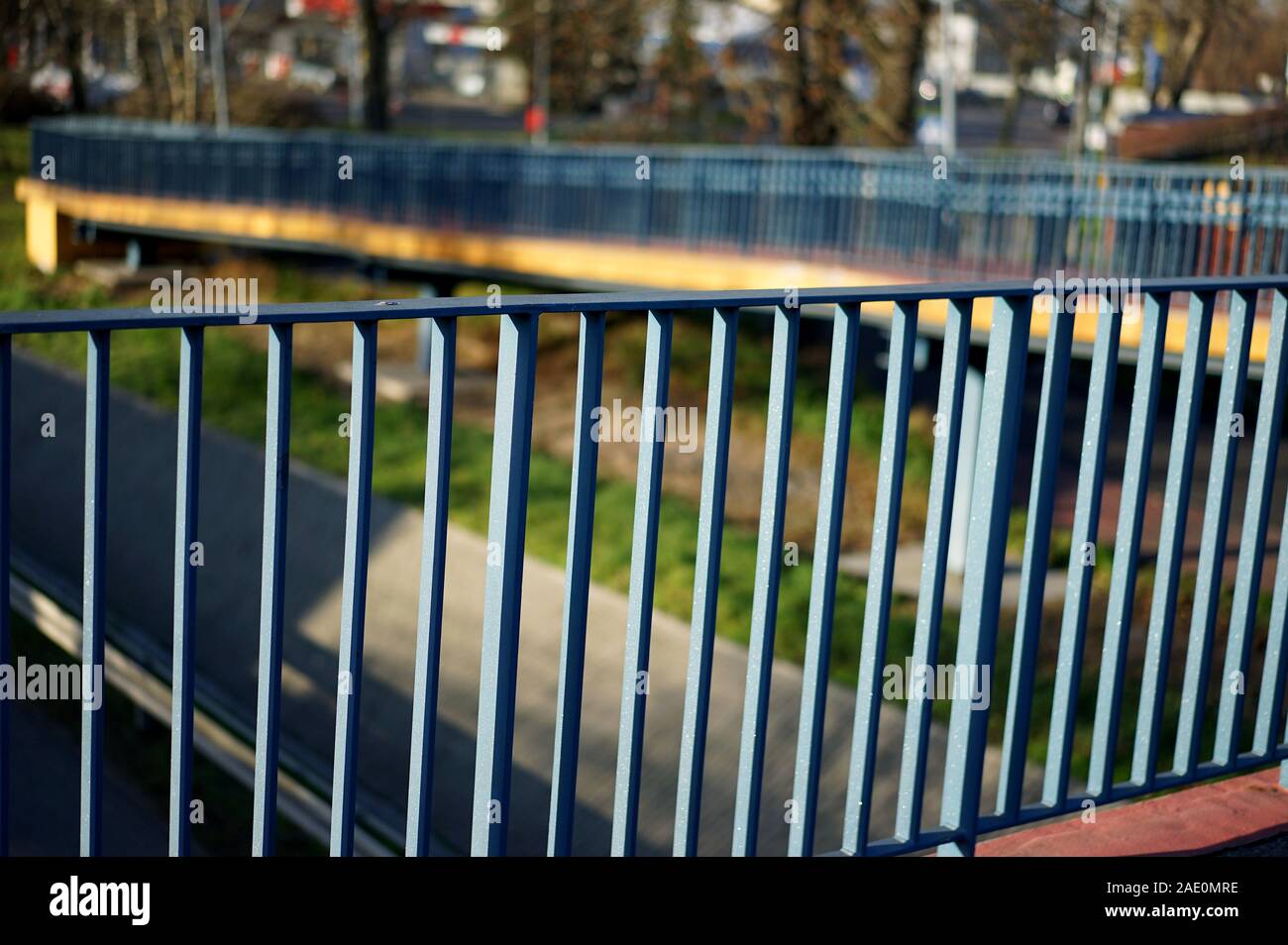 Ringhiere - un corrimano di barre di metallo sul viadotto sopra la strada Foto Stock