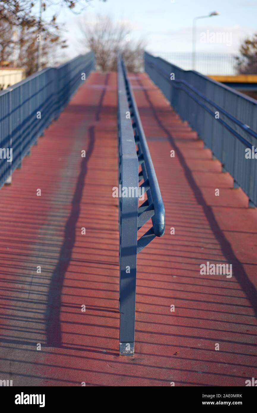 Lungo il passaggio sopra il accessibile da persone in sedia a rotelle road Foto Stock