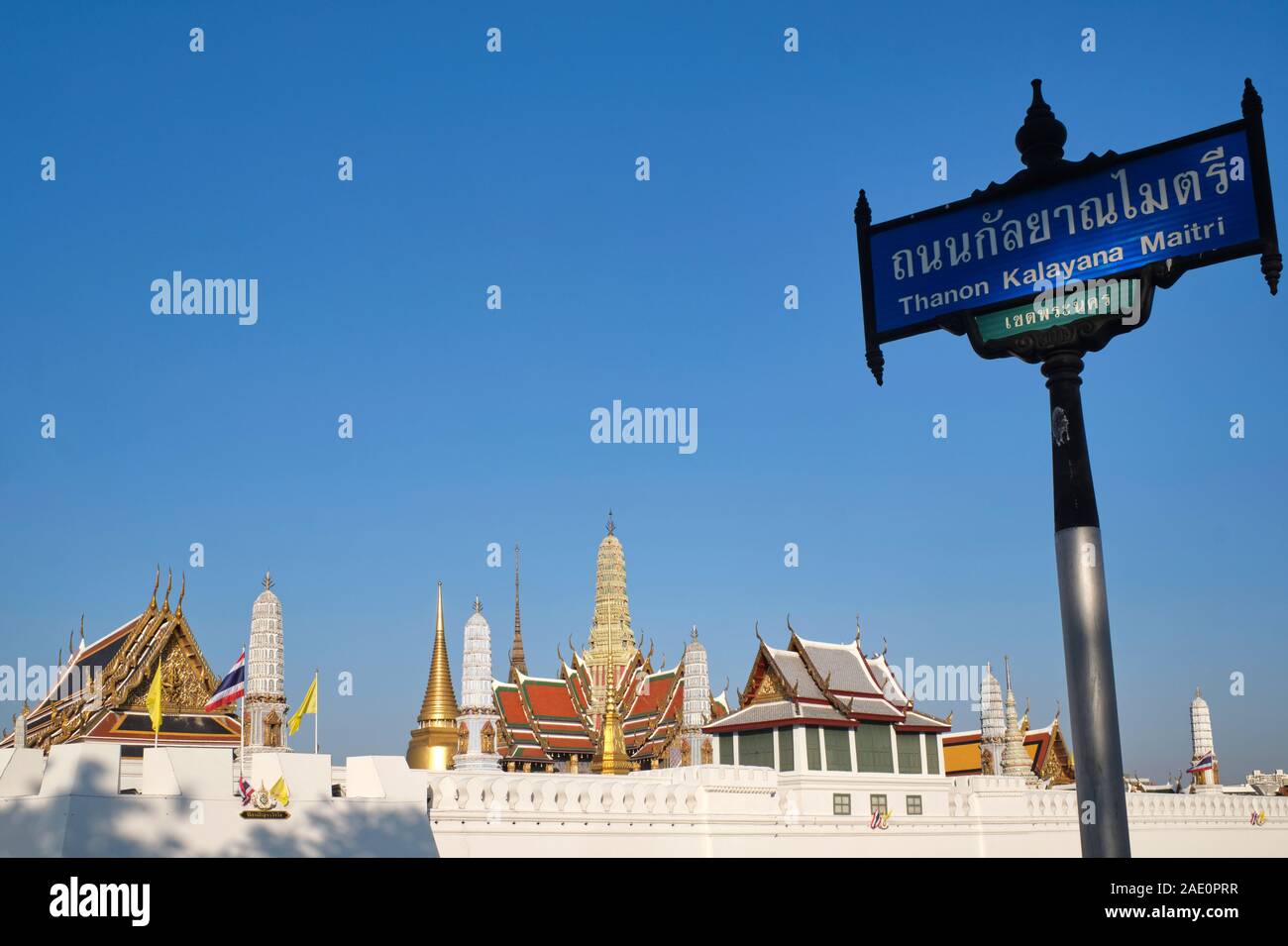 Il Wat Phra Kaew e Grand Palace complesso in Bangkok, Thailandia, visto da fuori le sue mura a Sanam Chai Road / Kalayana Maitri Road Foto Stock