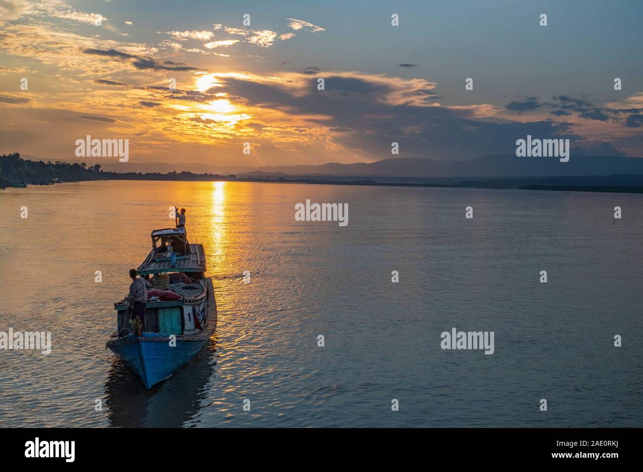 Crociere in barca sul fiume sul fiume Chindwin voce per Riva come approcci al tramonto nel nord-ovest del Myanmar (Birmania) Foto Stock