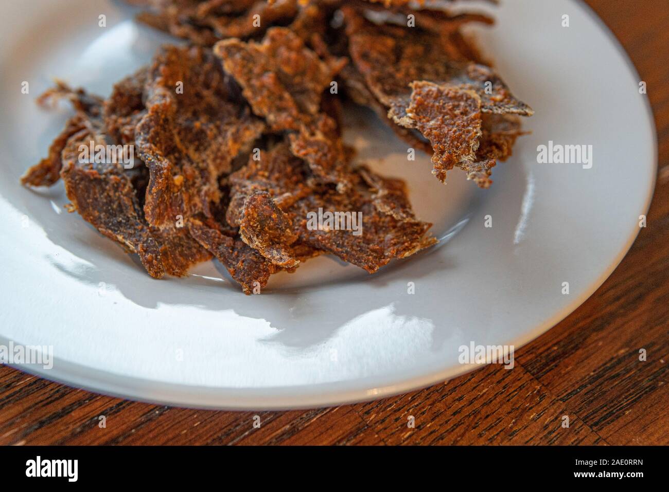 Carne essiccata chiamato Kilishi in Nigeria. La carne è tagliato in fogli  sottili e secche, salate e speziato Foto stock - Alamy