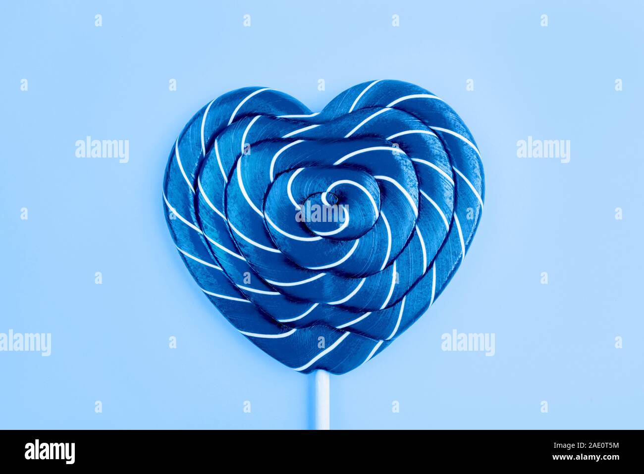 Lecca-lecca su sfondo blu. Lay piatto. La minima nozione. Foto Stock