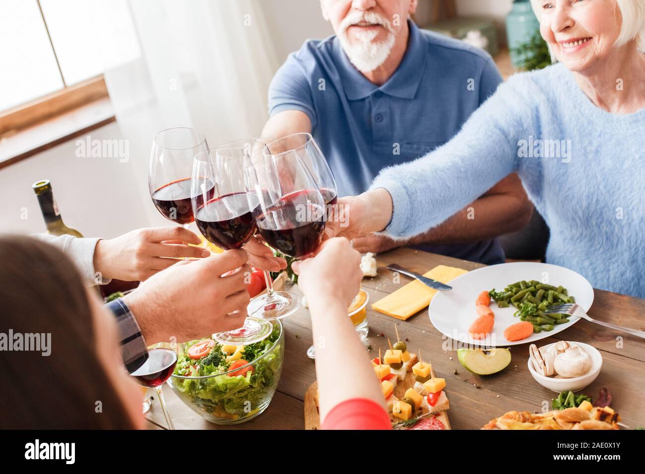 Compleanno di vecchi genitori. Nonni felici Foto Stock