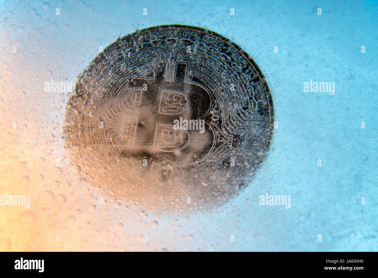 Argento Bitcoin, bit moneta online moneta digitale congelati nel blu ghiaccio. Concetto di catena di blocco, crypto crash del mercato. Congelati crypto denaro, depreciatio Foto Stock