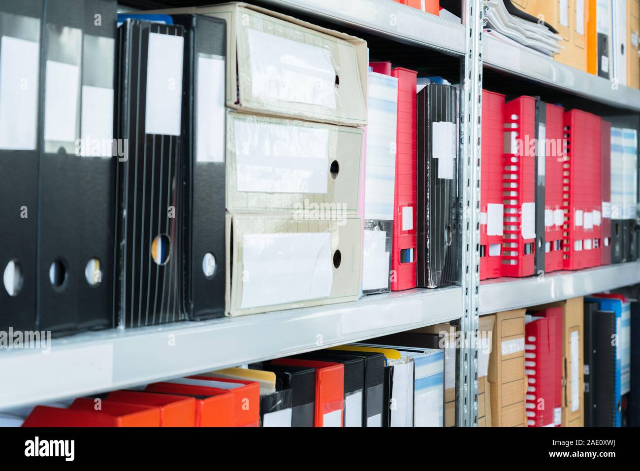 Colorata tenda vuota delle cartelle con i file nel ripiano. Archiviazione, pile di documenti in ufficio o nella libreria. Documento fisico delle unità di archiviazione Foto Stock