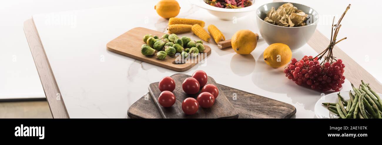 Composizione alimentare per fotografia commerciale su bianco Foto Stock