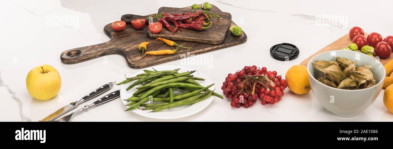 Composizione alimentare per fotografia commerciale su bianco Foto Stock