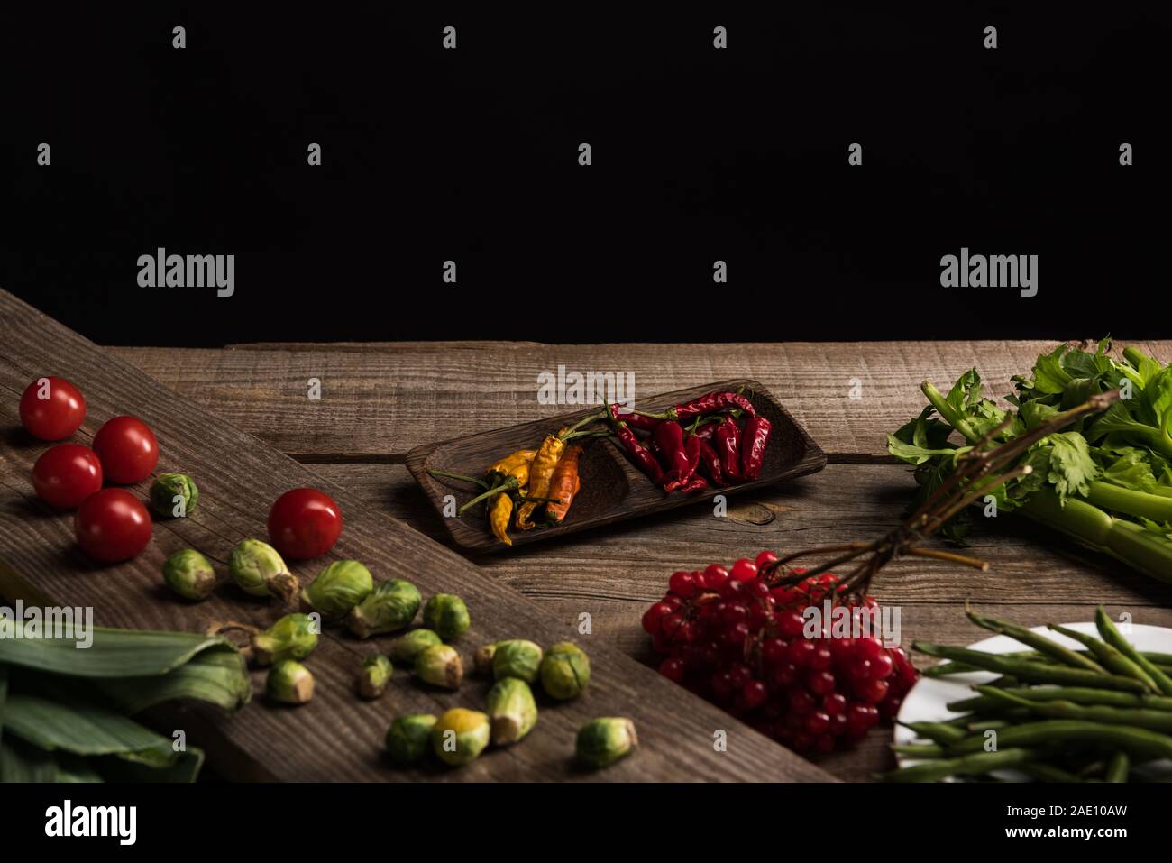 Composizione alimentare per fotografia commerciale sul tavolo di legno Foto Stock