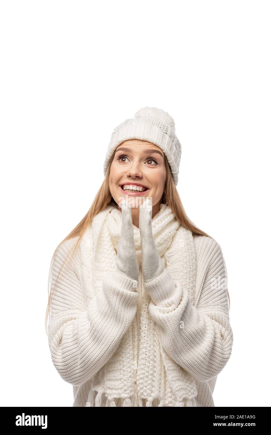 Attraente ragazza eccitato battendo le mani di bianco vestiti a maglia, isolato su bianco Foto Stock