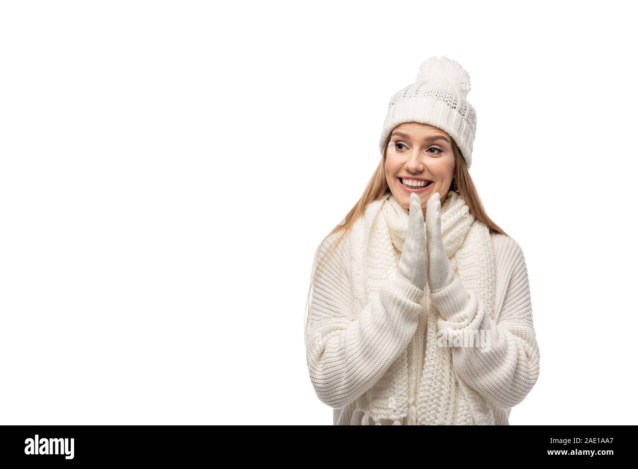 Bella ragazza eccitato battendo le mani di bianco vestiti a maglia, isolato su bianco Foto Stock
