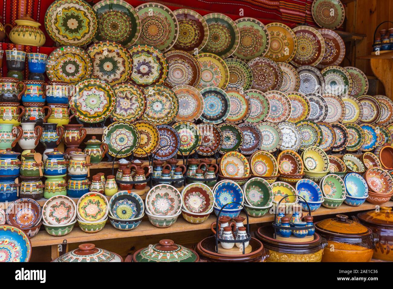 I piatti sono dipinte in schemi tradizionali venduti come souvenir nel mercato locale in Bulgaria Foto Stock