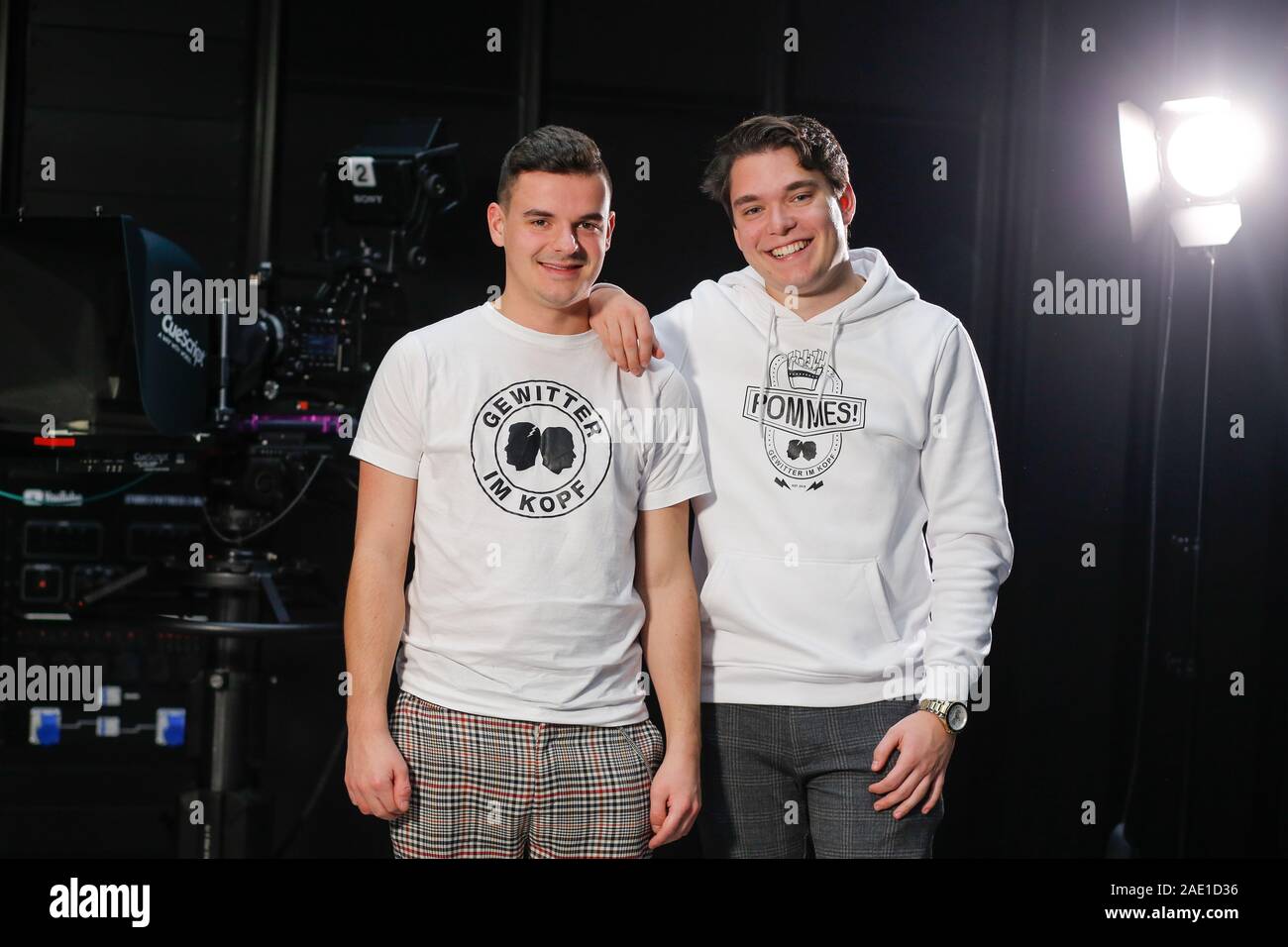 Berlino, Germania. 02Dec, 2019. Jan Zimmermann (l) e Tim Lehmann (temporale nella testa - Vivere con la Tourette) come ospiti presso lo screening di 'YouTube Rewind' in YouTube spazio. Il 'YouTube Rewind' è un video prodotto da YouTube che mostra il video e trend momenti dell'anno. Credito: Gerald Matzka/dpa-Zentralbild/ZB/dpa/Alamy Live News Foto Stock