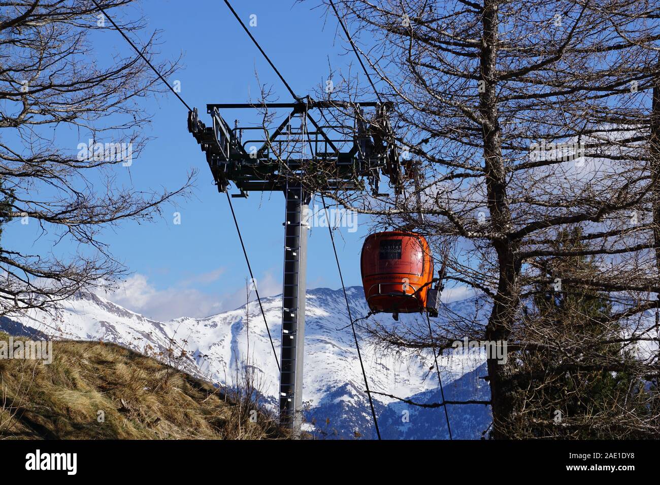 Vista della vecchia funivia colorati di andare fino alla stazione sciistica in montagna dei Pirenei, Francia Foto Stock
