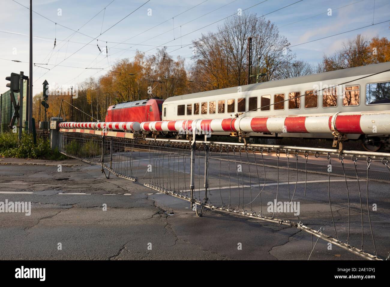 Il cancello chiuso con treno di guida, Dortmund, Renania settentrionale-Vestfalia, Germania, Europa Foto Stock