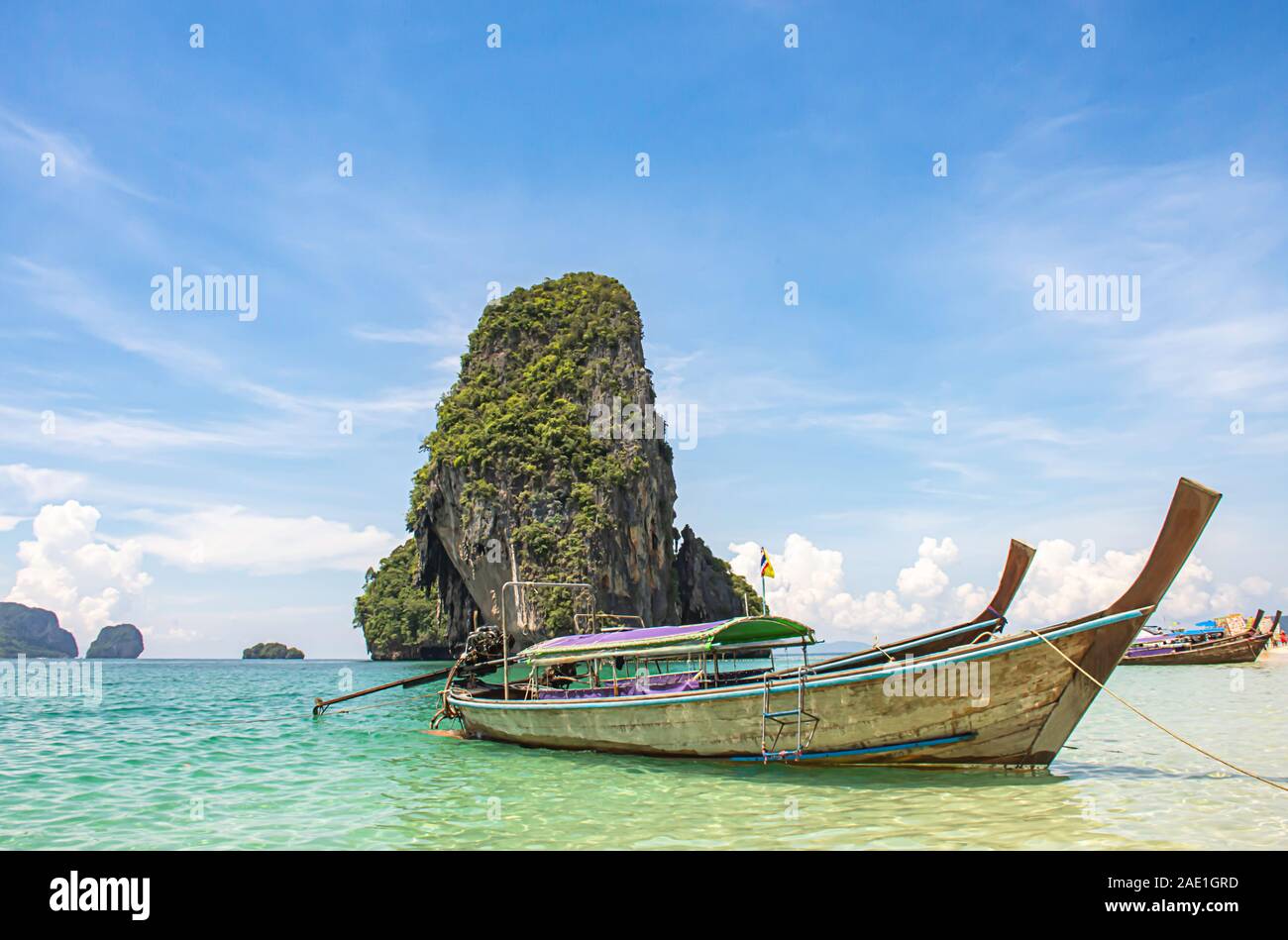 Un sacco di gite in barca e turisti sulla spiaggia di Isola di sfondo al Phra Nang Cave Beach , Krabi in Thailandia. Foto Stock