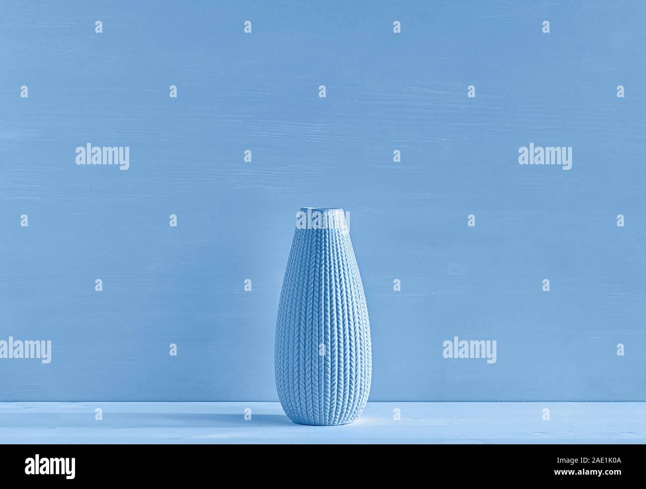 Vaso in ceramica su uno sfondo blu. Il concetto di minimalismo. Close up. Foto Stock
