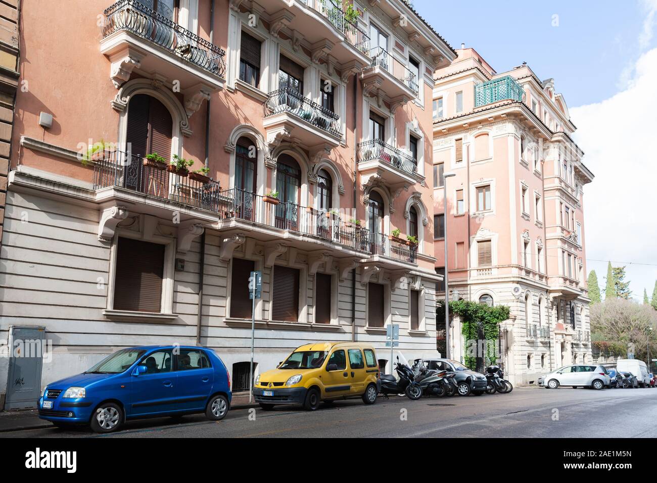 Roma, Italia - 13 Febbraio 2016: Normale street view di Roma con le auto parcheggiate vicino a luxury living houses Foto Stock