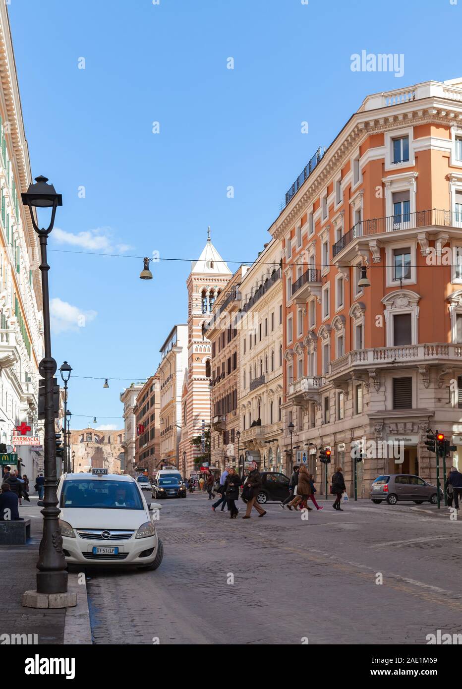 Roma, Italia - 13 Febbraio 2016: Verticale street view di Roma con le auto parcheggiate vicino a luxury living houses Foto Stock