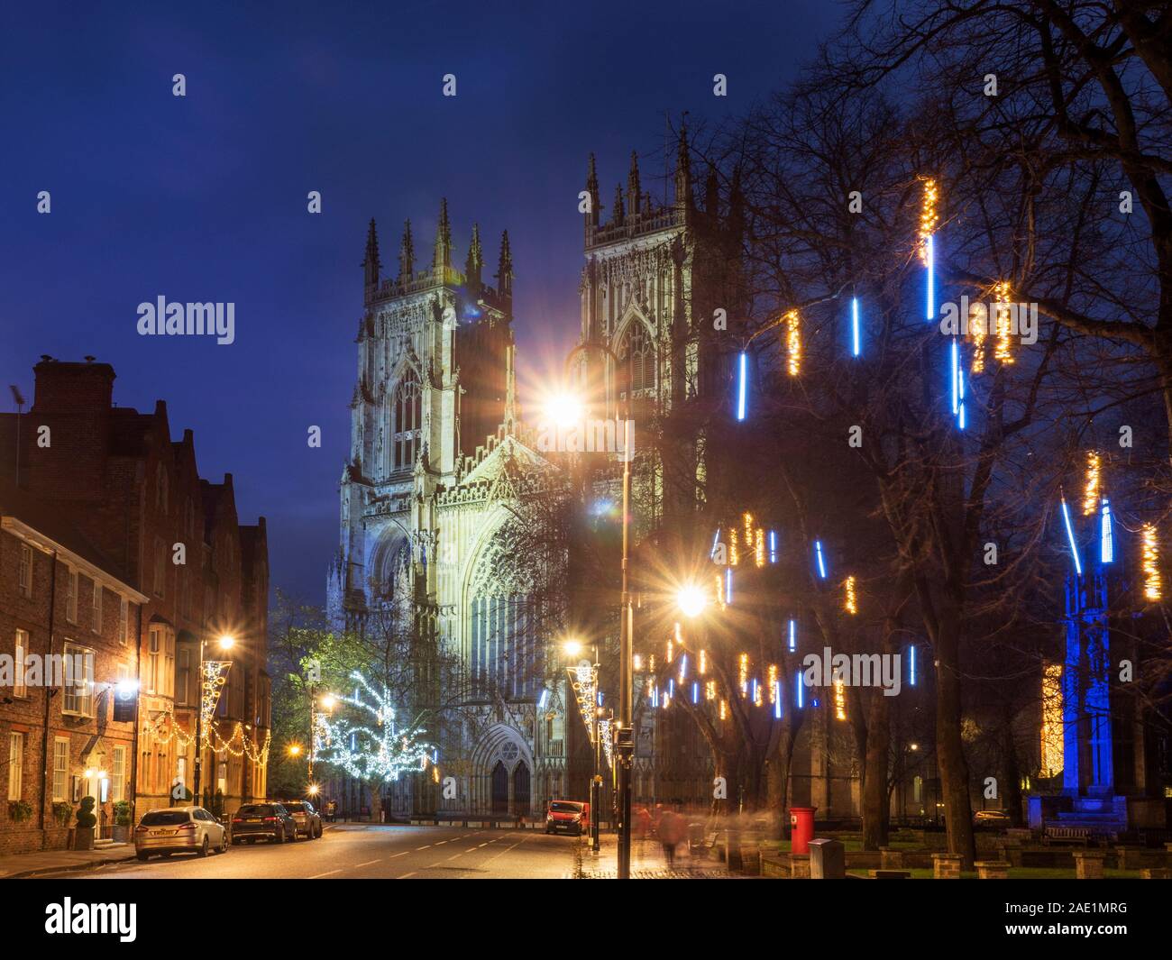 York Minster e le luci di Natale al tramonto da Duncombe Place città di York Yorkshire Inghilterra Foto Stock