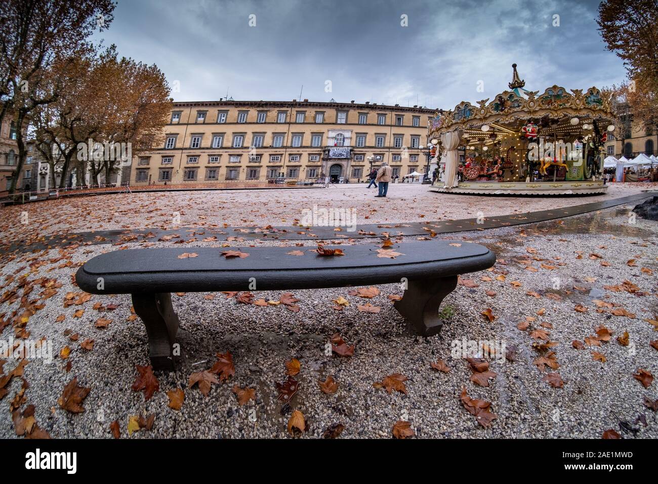LUCCA, Italia - 24 NOVEMBRE 2019: gli sconosciuti e la giostra per bambini in Piazza Napoleone, comunemente denominata Piazza Grande, è il principale squ Foto Stock