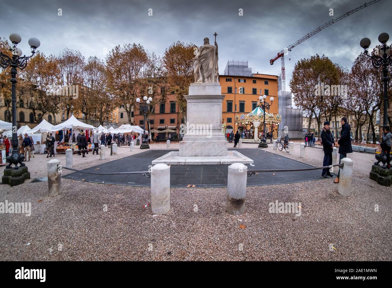 LUCCA, Italia - 24 NOVEMBRE 2019: gli sconosciuti e la statua dedicata a Maria Luisa di Borbone, che ha governato il Ducato di Lucca dal 1817 al 1824 in Pia Foto Stock