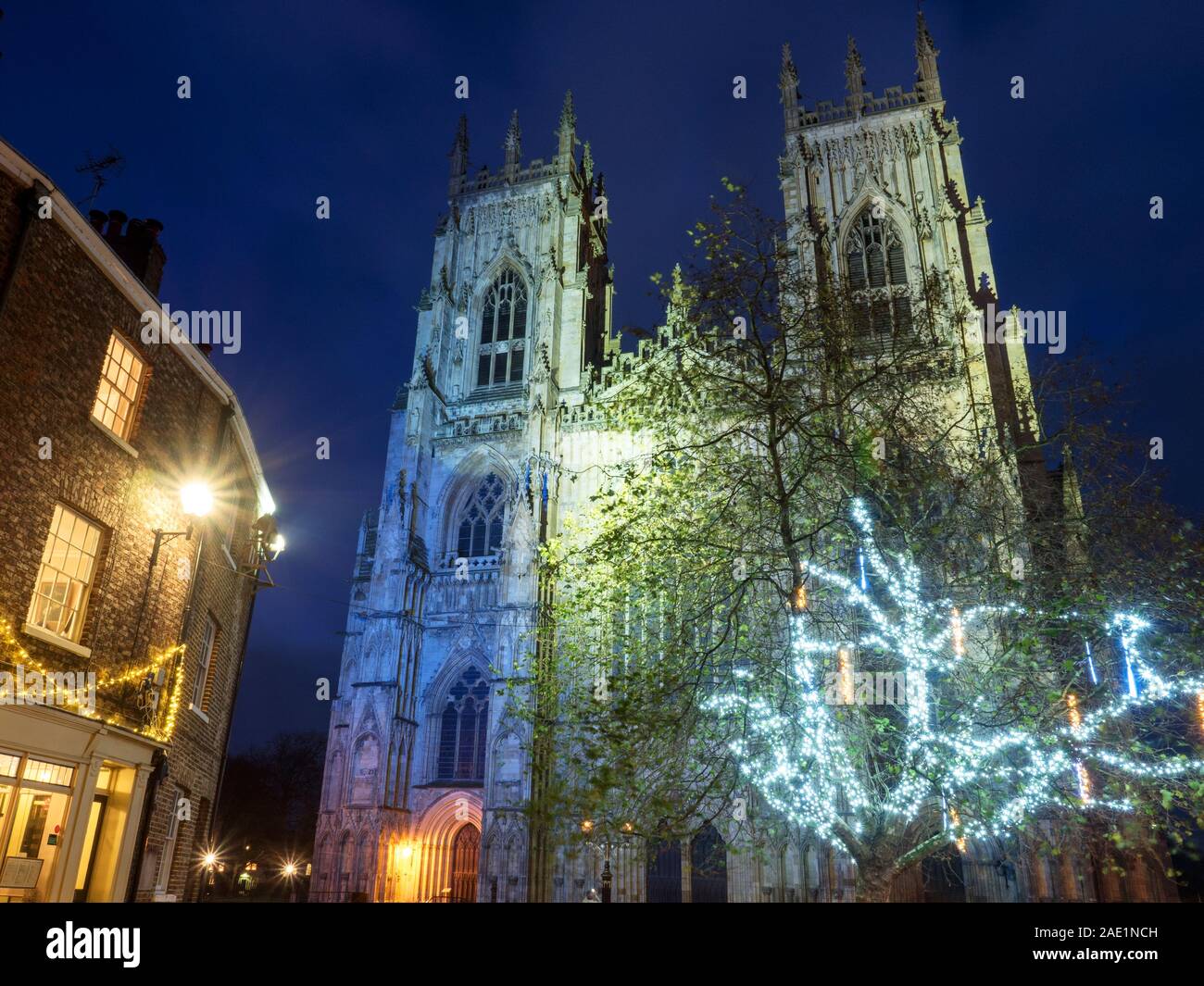 York Minster e le luci di Natale al tramonto da Duncombe Place città di York Yorkshire Inghilterra Foto Stock